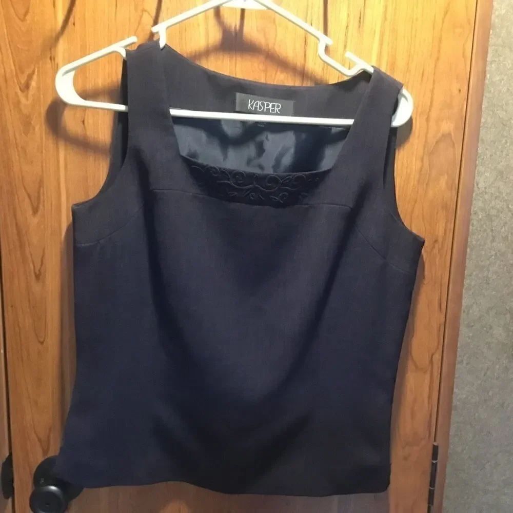 NWOT. Kasper Brand Women’s Sz 4 Dark Charcoal Top